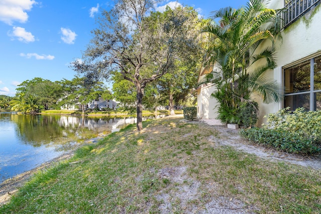 view of yard featuring a water view