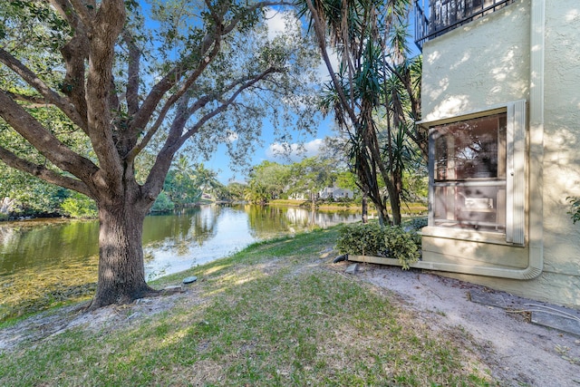 view of yard featuring a water view