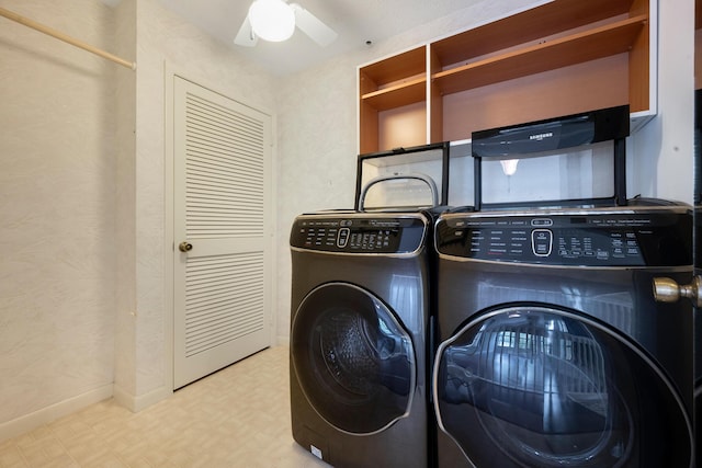 laundry room with washer and clothes dryer and ceiling fan