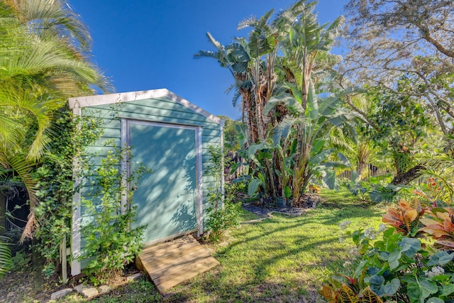 view of outdoor structure with a yard