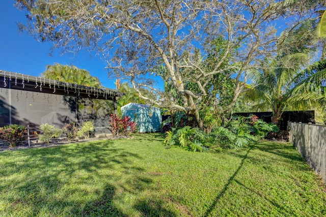 view of yard featuring a storage shed