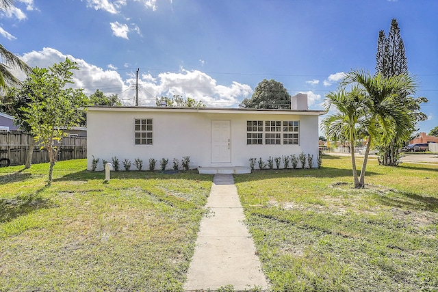 view of front of house featuring a front yard