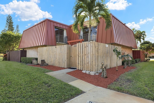 view of side of property featuring a lawn