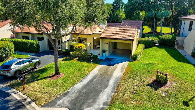 view of front facade featuring a carport and a front yard