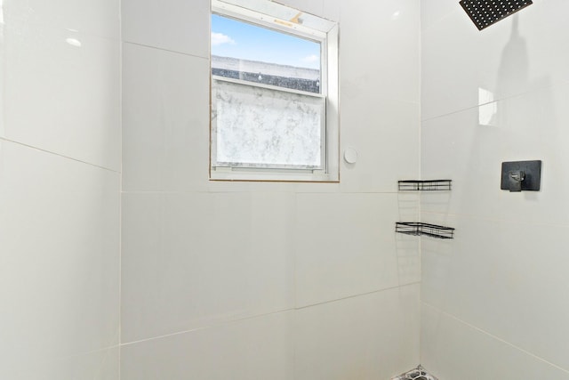 bathroom featuring a tile shower