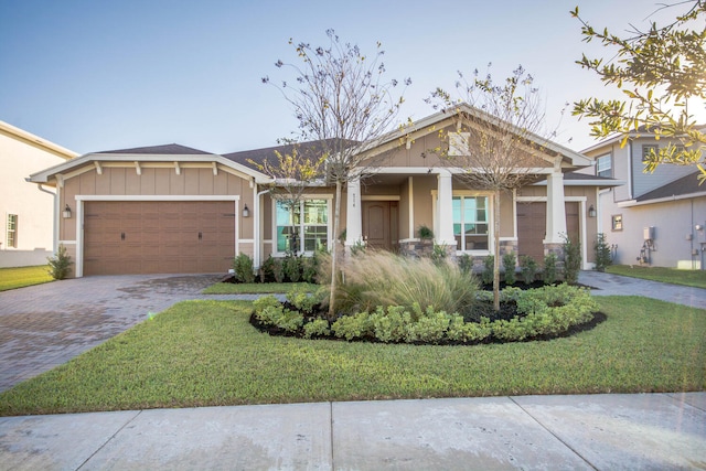 view of front of home with a front lawn