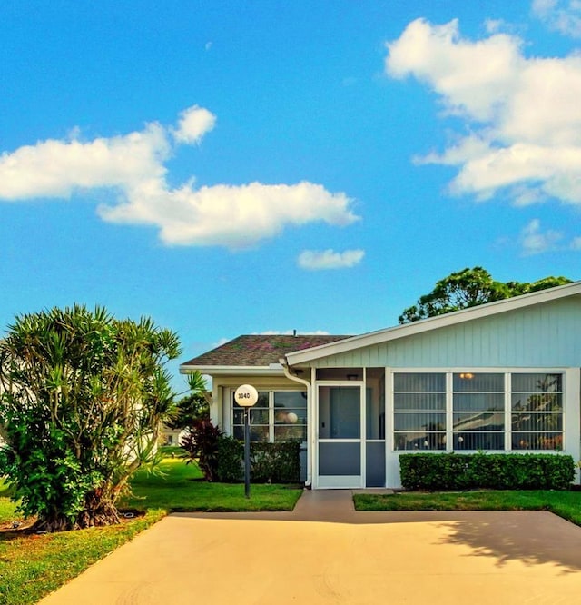 view of front facade featuring a front yard