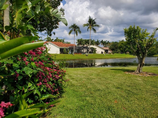 view of yard featuring a water view