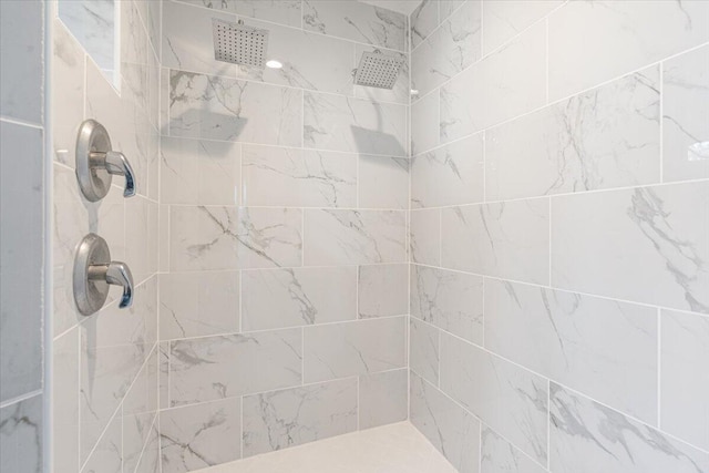 bathroom featuring a tile shower