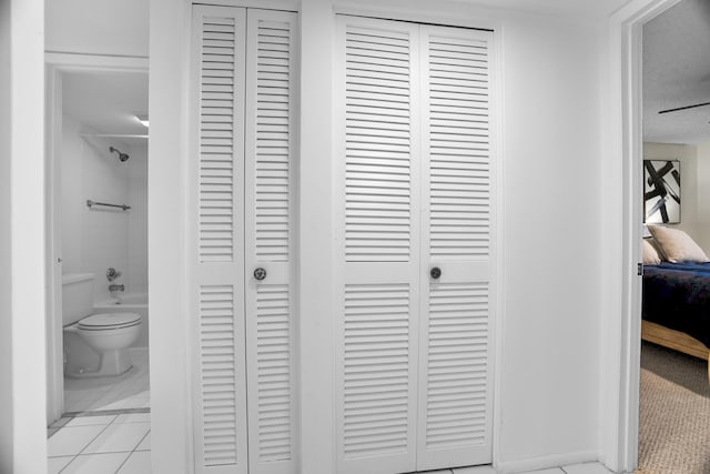 details featuring ceiling fan, shower / tub combination, a textured ceiling, and toilet