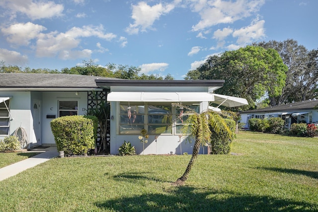 view of front facade featuring a front yard