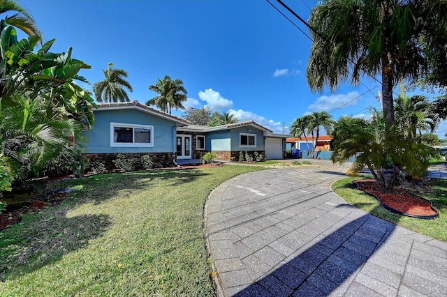 single story home with a front yard