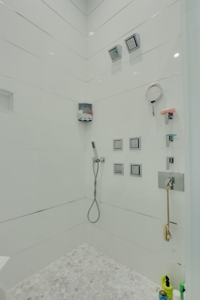 bathroom featuring a tile shower