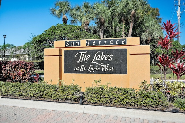 view of community / neighborhood sign