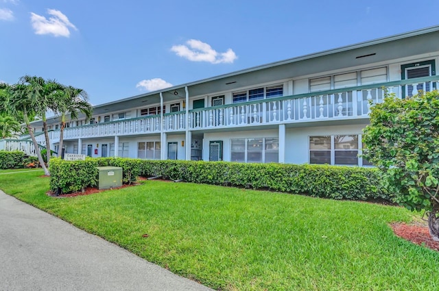 view of front facade featuring a front yard