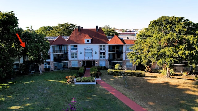 view of front of property with a front yard