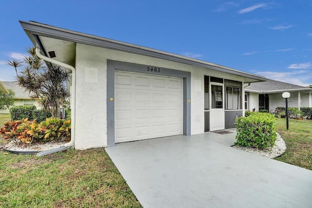 view of front of house featuring a front yard and a garage