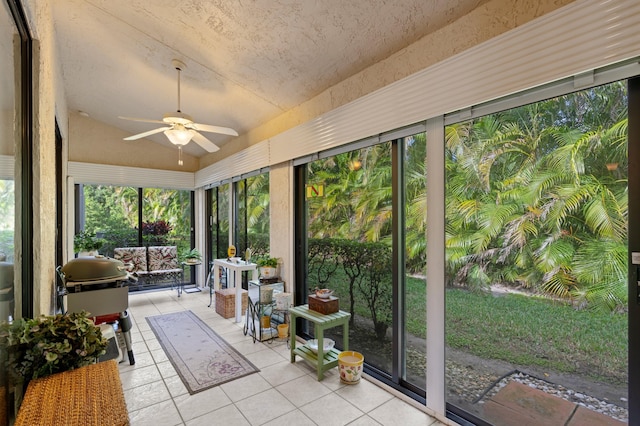 sunroom with ceiling fan