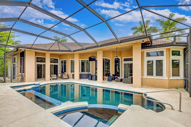 view of pool with an in ground hot tub, a patio area, ceiling fan, and a lanai