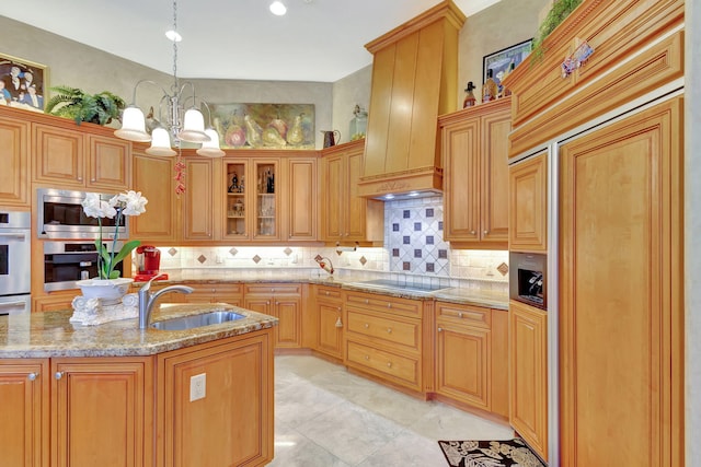 kitchen with sink, hanging light fixtures, an inviting chandelier, a center island with sink, and custom exhaust hood