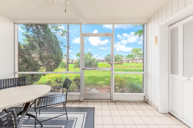 sunroom / solarium with ceiling fan