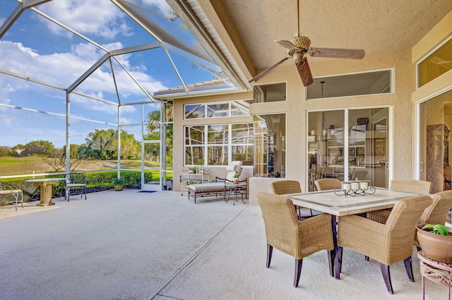 sunroom with ceiling fan