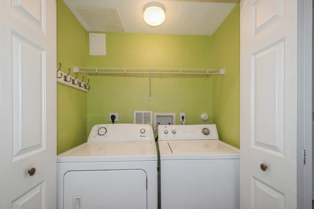 washroom featuring a textured ceiling and washing machine and dryer