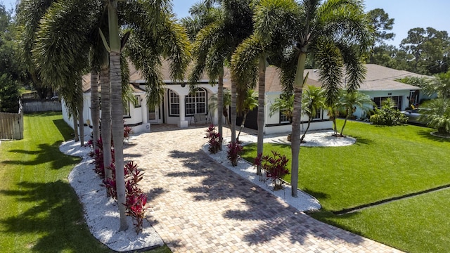 view of front facade featuring a front lawn