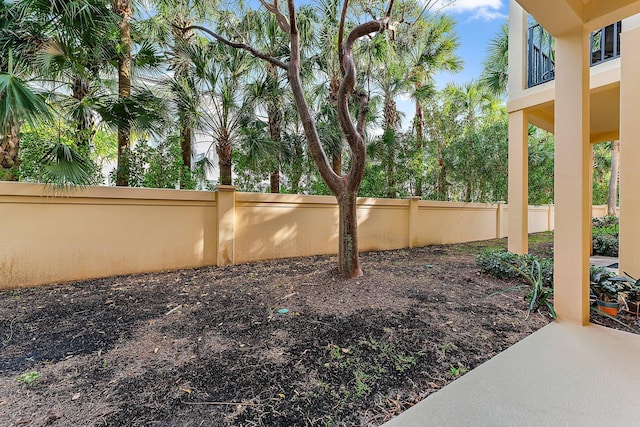 view of yard featuring a balcony