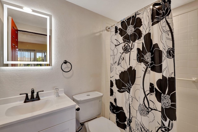 bathroom featuring a shower with curtain, vanity, and toilet