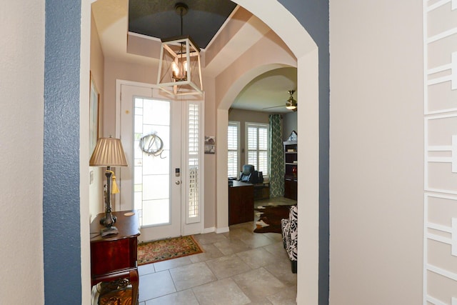 foyer featuring ceiling fan