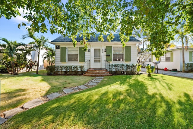 ranch-style house featuring a front lawn