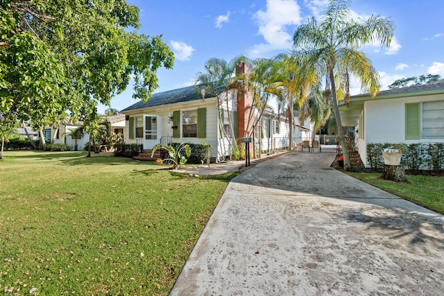 view of front facade with a front lawn