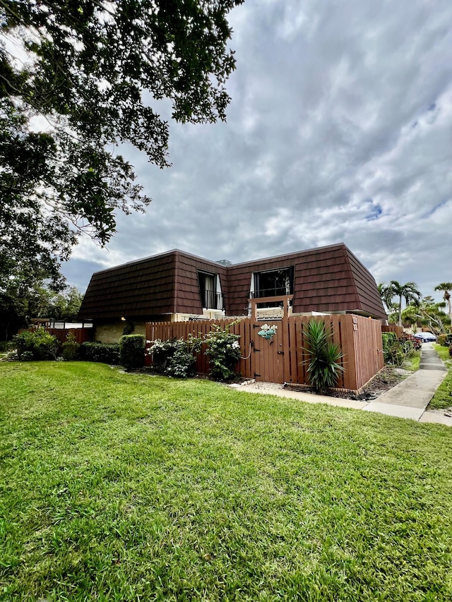 view of side of property featuring a lawn