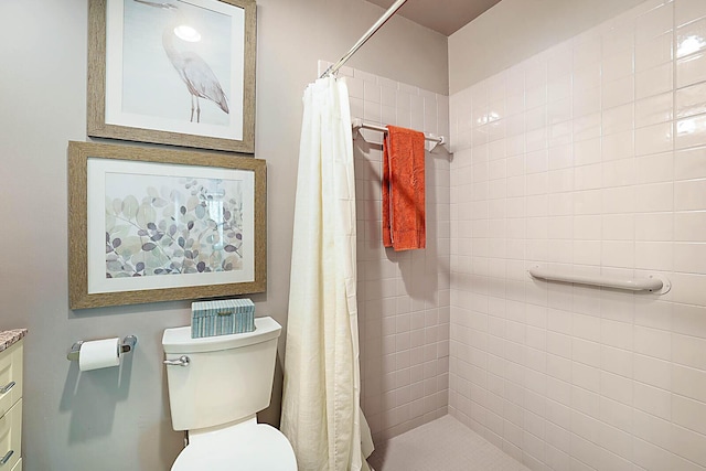 bathroom featuring a shower with shower curtain, vanity, and toilet