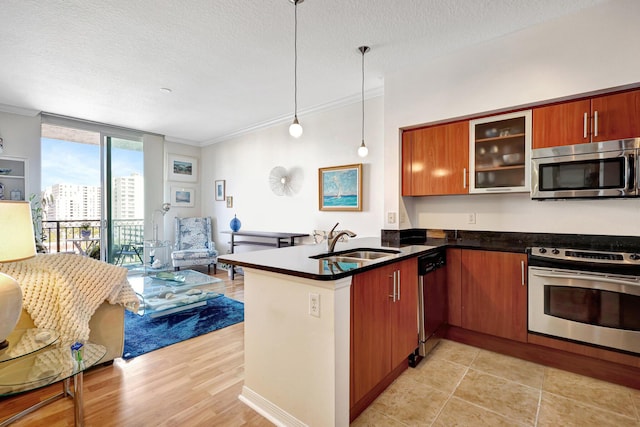 kitchen featuring sink, stainless steel appliances, light hardwood / wood-style flooring, kitchen peninsula, and crown molding