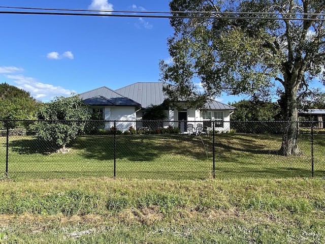 view of front of house featuring a front yard