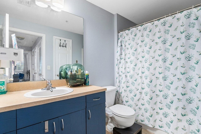 bathroom featuring a shower with shower curtain, vanity, and toilet