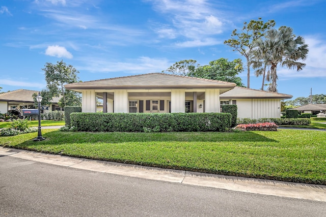 view of front of property featuring a front yard