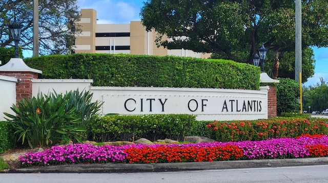 view of community / neighborhood sign