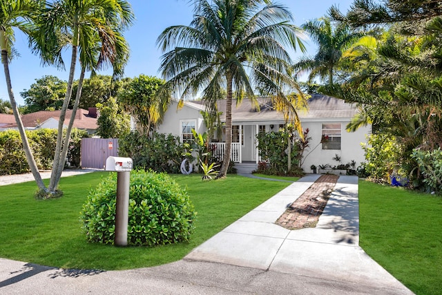 single story home featuring a front lawn