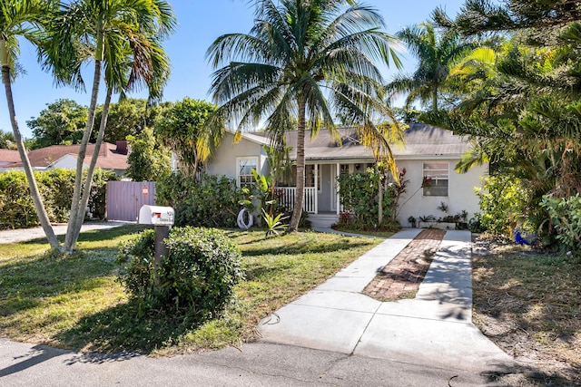 single story home featuring a front lawn