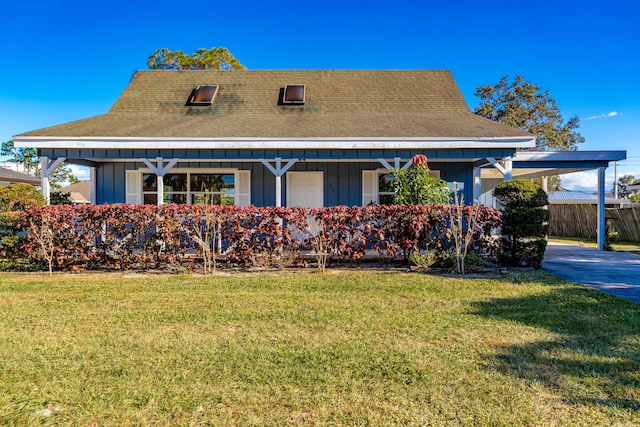 view of front of home featuring a front lawn