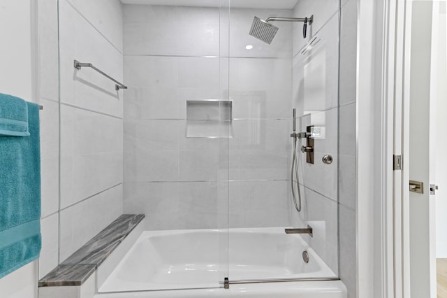 bathroom with tiled shower / bath