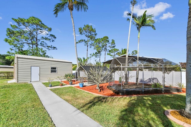 view of yard featuring an outdoor structure