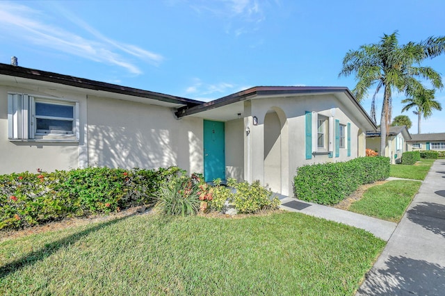 view of front of home featuring a front yard