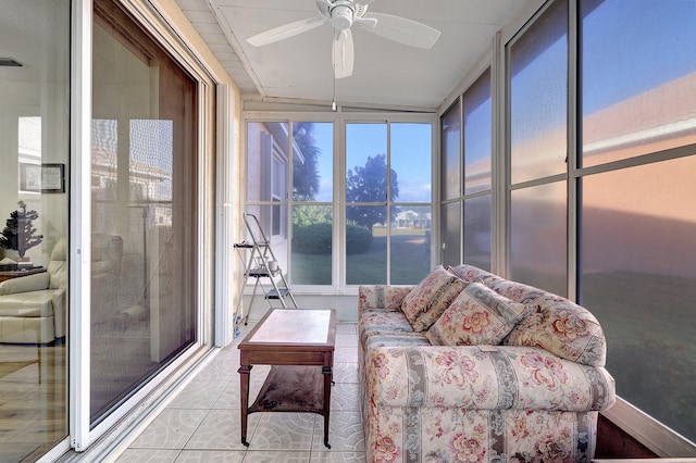 sunroom with ceiling fan