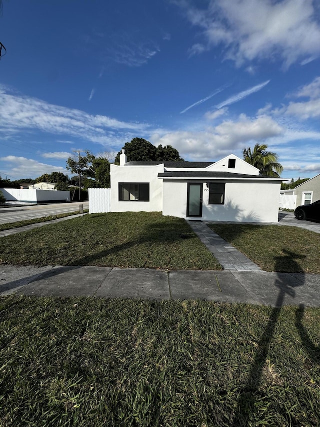 view of front of property with a front lawn