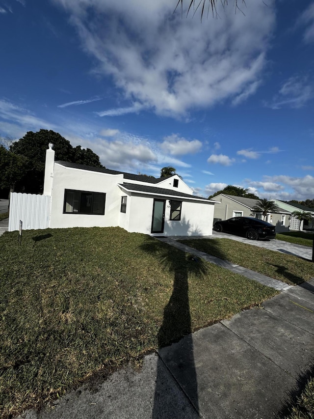 view of front of home featuring a front yard