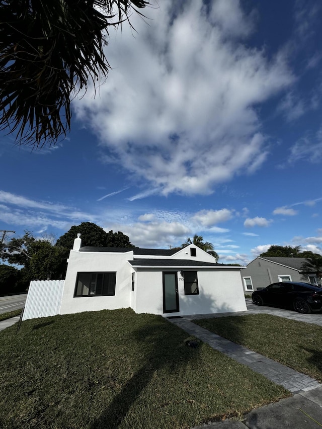 view of front of house with a front yard